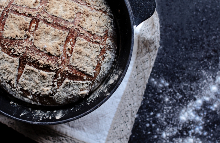 Una bella pagnotta di pane fatto in casa fresco e croccante